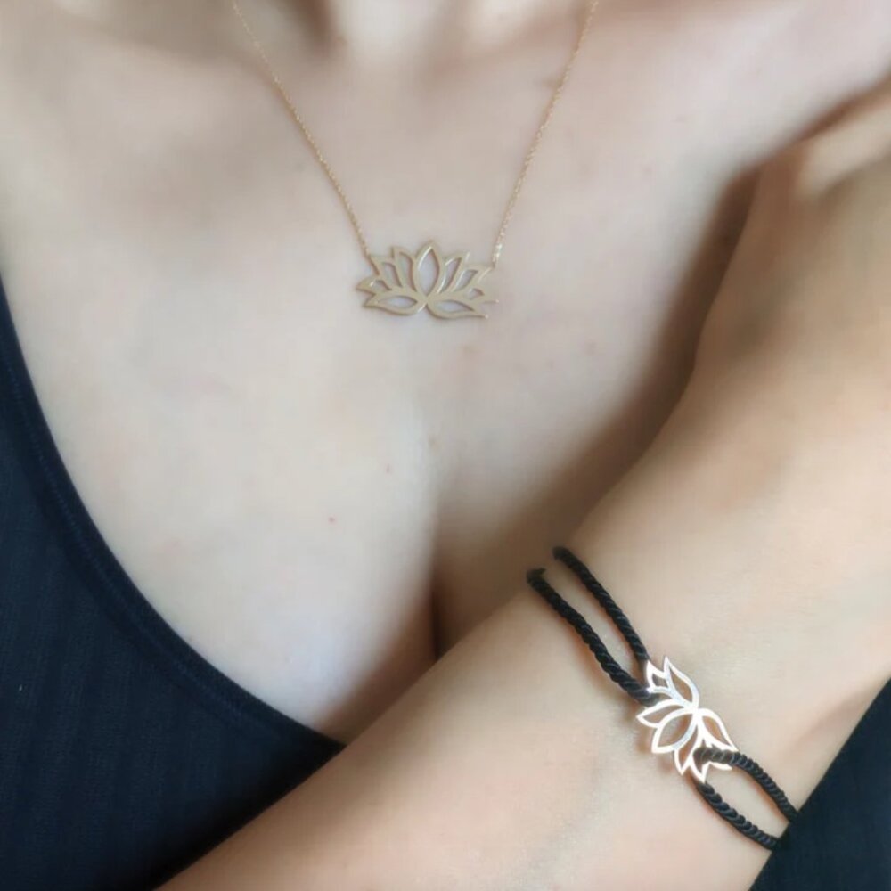 18k Gold Flower Necklace - Picture 5 of 8